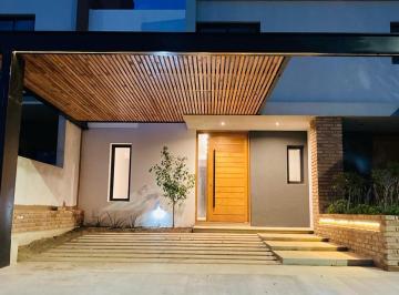 Casa · 130m² · 5 Ambientes · Casa - Docta Av