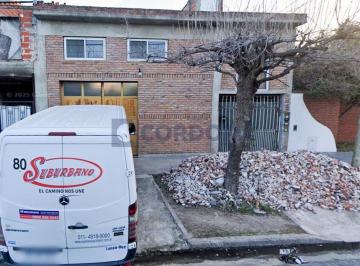 Bodega-Galpón · 272m² · 4 Ambientes · 2 Cocheras · Venta de Galpón en Temperley Este con 2 Viviendas Independientes a m de Av Eva Perón