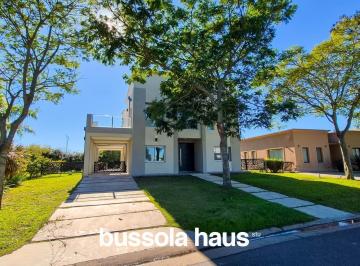 Casa · 247m² · 7 Ambientes · 2 Cocheras · Casa con Ascensor en Vistas Puertos del Lago