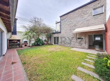 Casa · 150m² · 6 Ambientes · 2 Cocheras · Casa con Local a La Venta de 3 Dorm. Los Hornos