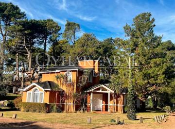 Casa · 1200m² · 5 Ambientes · 1 Cochera · Casa en Alquiler Temporario