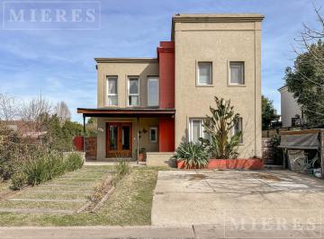 Casa · 256m² · 3 Dormitorios · 2 Cocheras · Muy Linda Casa en Venta en El Barrio La Damasia