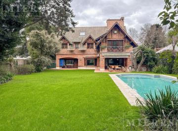 Casa · 329m² · 4 Dormitorios · 3 Cocheras · Excelente Casa en Venta en Santa Rita
