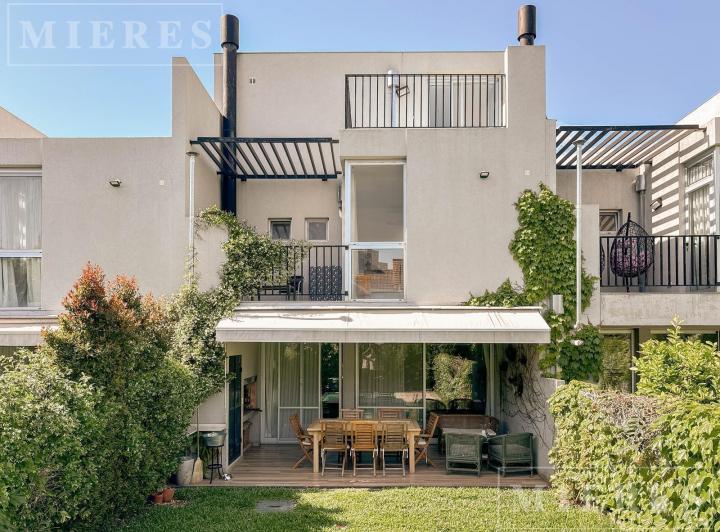 Casa · 161m² · 3 Dormitorios · 2 Cocheras