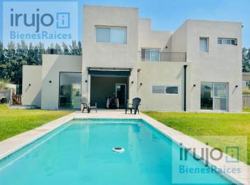 Casa · 216m² · 5 Ambientes · 2 Cocheras · Casa en Venta de 5amb. en Barrio Santa Inés - Canning
