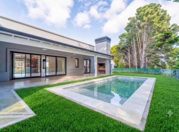 Casa · 180m² · 4 Ambientes · 2 Cocheras · Venta - Casa - 4 Ambientes con Piscina y Parrilla - Rumencó "Las Lomas"