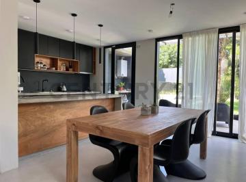 Casa · 130m² · 4 Ambientes · 2 Cocheras · Casa en Alquiler en City Bell. 3 Dorm.