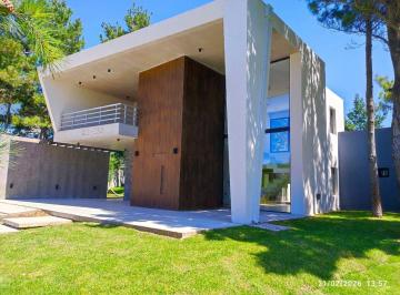 Casa · 220m² · 5 Ambientes · 2 Cocheras · Casa Venta Costa Esmeralda 4 Dorm. Piscina
