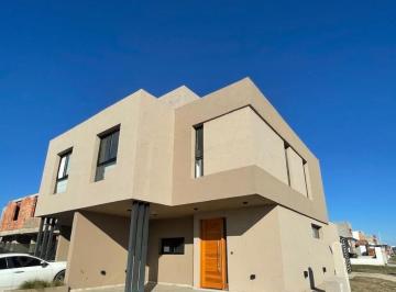 Casa · 125m² · 5 Ambientes · 2 Cocheras · Casa en Manantiales