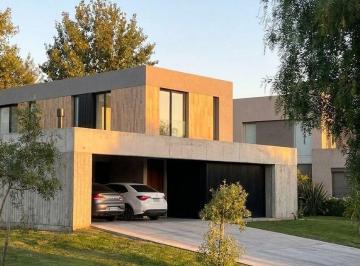 Casa · 230m² · 5 Ambientes · Impecable Casa en Alquiler Anual Amueblada