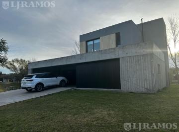 Casa · 230m² · 5 Ambientes · Impecable Casa en Alquiler Anual Amueblada