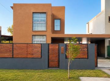 Casa · 89m² · 8 Ambientes · 2 Cocheras · Casa de 2 Dorm. Pileta Excelente Ubicación y Calidad Constructiva