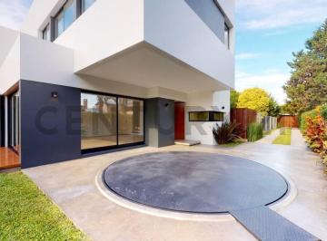 Casa · 132m² · 4 Ambientes · 4 Cocheras · Casa Apto Banco en Venta, La Plata.