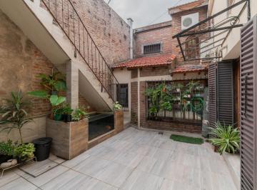 Casa · 200m² · 5 Ambientes · Casa. Lote Propio. 4 Ambientes Más Estudio. Quincho y Terraza. Mucha Luz