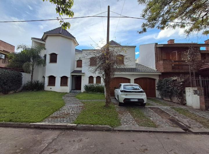 Casa · 280m² · 5 Ambientes · 2 Cocheras