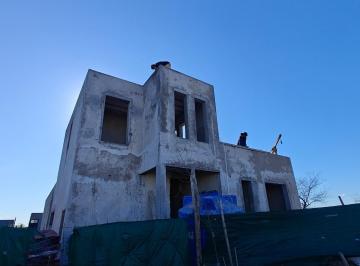 Casa · 175m² · 4 Ambientes · 2 Cocheras · Casa en Venta en Pilar del Este Santa Lucia