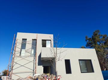 Casa · 170m² · 4 Ambientes · 2 Cocheras · Casa en Venta en Santa Lucia Pilar del Este