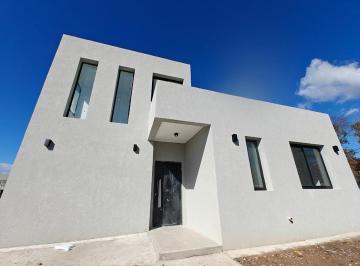 Casa · 170m² · 5 Ambientes · 2 Cocheras · Casa en Venta 5 Ambientes en Santa Lucia Pilar del Este