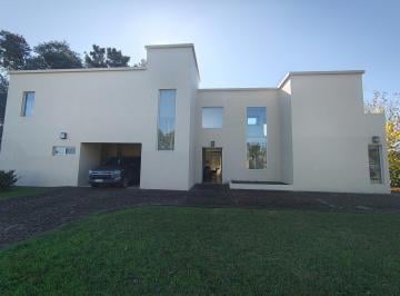 Casa · 295m² · 4 Ambientes · 1 Cochera · Casa 5 Amb y Play. Cochera. Qcho C/parr. Piscina. Parque