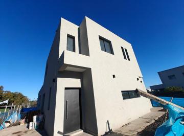 Casa · 170m² · 5 Ambientes · 2 Cocheras · Casa en Venta en Pilar del Este Santa Lucia