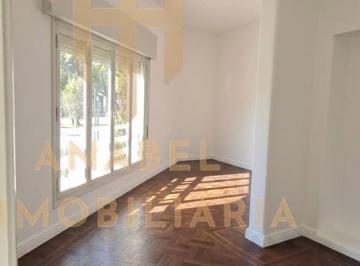 Casa · 94m² · 5 Ambientes · Alquiler Comercial en Santiago del Estero y Av Freyre, 5 Ambientes + 2 Baños.