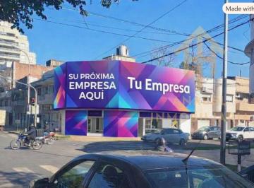 Casa · 94m² · 5 Ambientes · Alquiler Comercial en Santiago del Estero y Av Freyre, 5 Ambientes + 2 Baños.