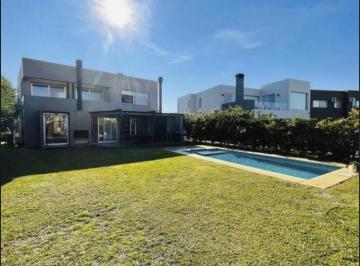 Casa · 210m² · 5 Ambientes · 5 Cocheras · Casa en Alisos