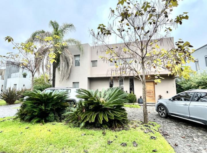 Casa · 210m² · 5 Ambientes · 5 Cocheras
