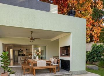 Casa · 145m² · 4 Ambientes · 3 Cocheras · Casa en Venta Barrio con Portón