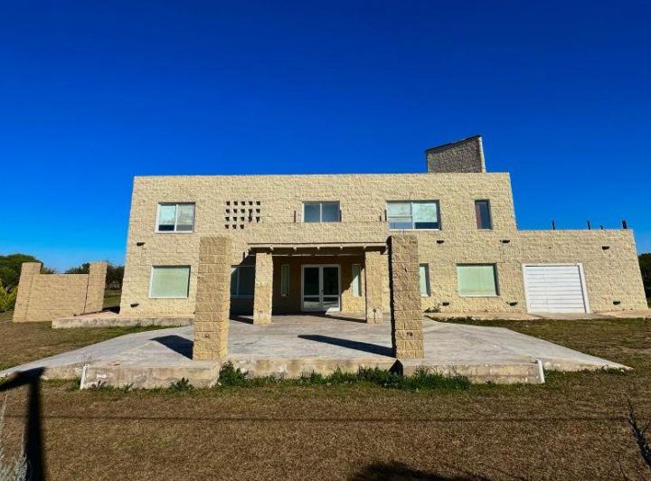 Casa · 350m² · 6 Ambientes · 2 Cocheras
