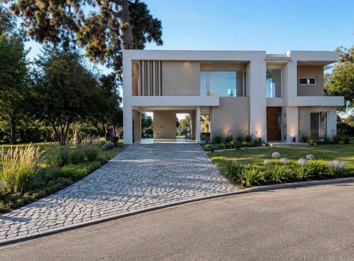 Casa · 340m² · 5 Ambientes · 2 Cocheras