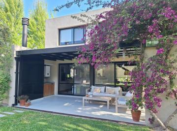 Casa · 149m² · 4 Ambientes · 4 Cocheras · Casa en Venta Barrio Santa Clara - Villanueva