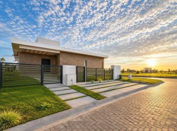 Casa · 126m² · 4 Ambientes · 1 Cochera · Casa a La Laguna en Santa Clara Al Sur | Diseño + Vista Abierta