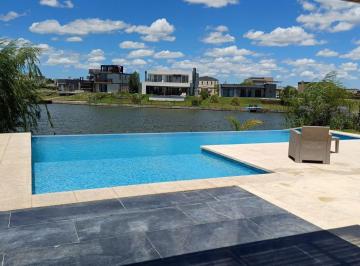 Casa · 165m² · 5 Ambientes · 3 Cocheras · Venta Casa en San Sebastián a La Laguna con Casa de Huespedes Amoblada