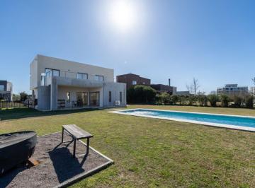 Casa · 181m² · 5 Ambientes · 2 Cocheras · En Alquiler Casa en Cantón Islas 4 Dorm.