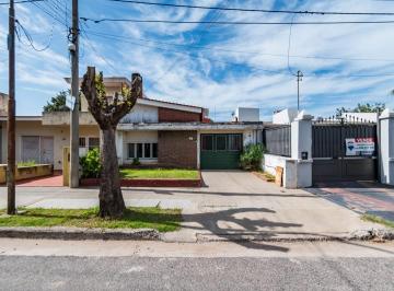 Casa · 151m² · 4 Ambientes · Casa a Refaccionar con Patio y Cochera en Parque Vélez Sarsfield