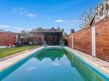 Casa · 116m² · 4 Ambientes · 1 Cochera · Casa en Merlo con Pileta