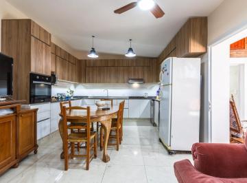 Casa · 140m² · 3 Ambientes · 2 Cocheras · Casa de 1 Dormitorio con Cochera y Piscina en Venta Fisherton