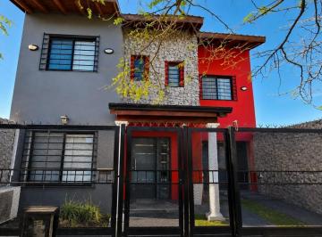Casa · 200m² · 4 Ambientes · 2 Cocheras · Casa 4 Ambientes con Cochera Doble, Pileta y Altillos en Venta - Longchamps