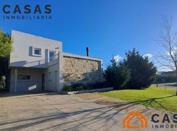 Casa · 220m² · 6 Ambientes · 3 Cocheras
