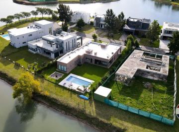 Casa · 255m² · 5 Ambientes · 2 Cocheras · Casa en Alquiler en El Principado Fondo Laguna
