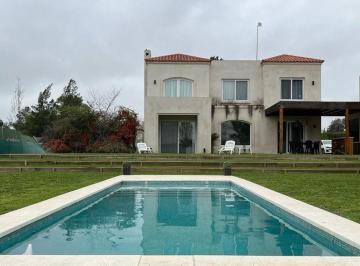 Casa · 210m² · 6 Ambientes · 1 Cochera · Alquiler Casa 6 Ambientes en Las Casuarinas Pilar
