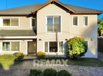 Casa · 360m² · 7 Ambientes · 1 Cochera · Venta Casa Mapuche Central con Pileta un Lote 360 m