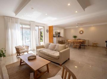 Casa · 150m² · 4 Ambientes · 2 Cocheras · Casa de Categoria 3 Dorm. en Santo Tome