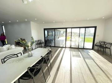 Casa · 153m² · 4 Ambientes · 1 Cochera · Alquiler Casa 4 Amb con Pileta San Sebastian
