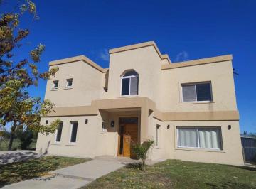 Casa · 192m² · 6 Ambientes · 1 Cochera · Casa 6 Ambientes en Venta en El Canton con Pileta
