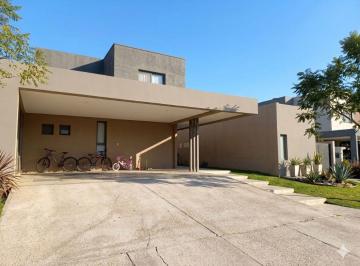 Casa · 315m² · 10 Ambientes · 2 Cocheras · Casa de Categoria de Barrio Privado en Guaymallen