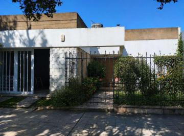 Casa · 147m² · 5 Ambientes · Venta Casa, 3 Habitaciones, Barrio Iturraspe