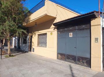 Casa · 4 Ambientes · 1 Cochera · Casa Multifamiliar en Venta en Caseros Oportunidad
