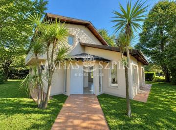 Casa · 209m² · 4 Ambientes · 1 Cochera · Casa en Venta en Los Puentes, Luján